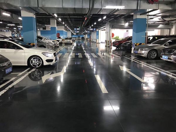 金剛砂耐磨地坪與水磨石地坪的主要區(qū)別在哪里(圖1) 金剛砂耐磨地坪